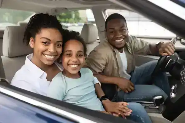 Famille noire avec voiture - Assurance automobile