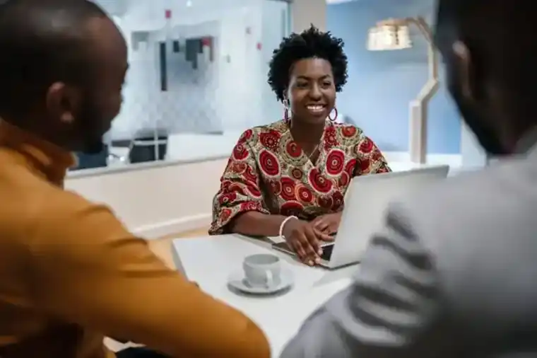 Professionnels noirs en réunion - Assurance entreprise