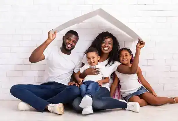 Famille noire protégeant leur maison - Assurance habitation